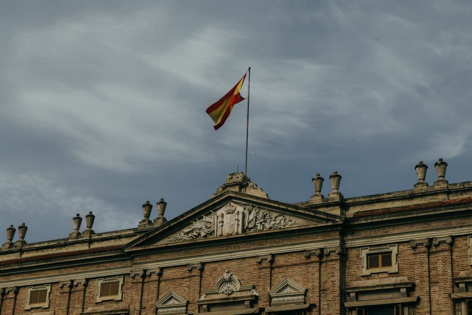 Edificio histórico con bandera española en Valencia, en el chat de Sada