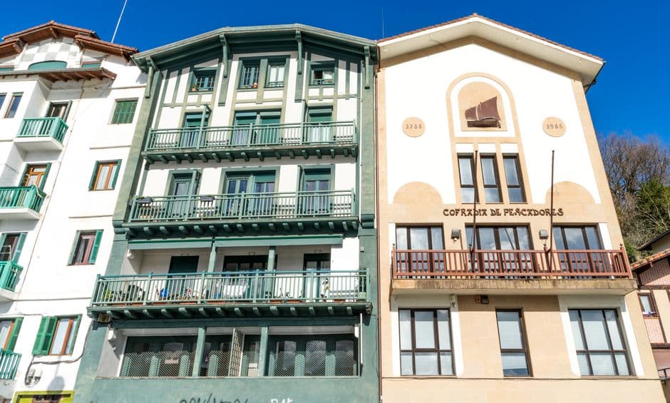 Casas coloridas junto al mar en Hondarribia, en el chat de Hondarribia