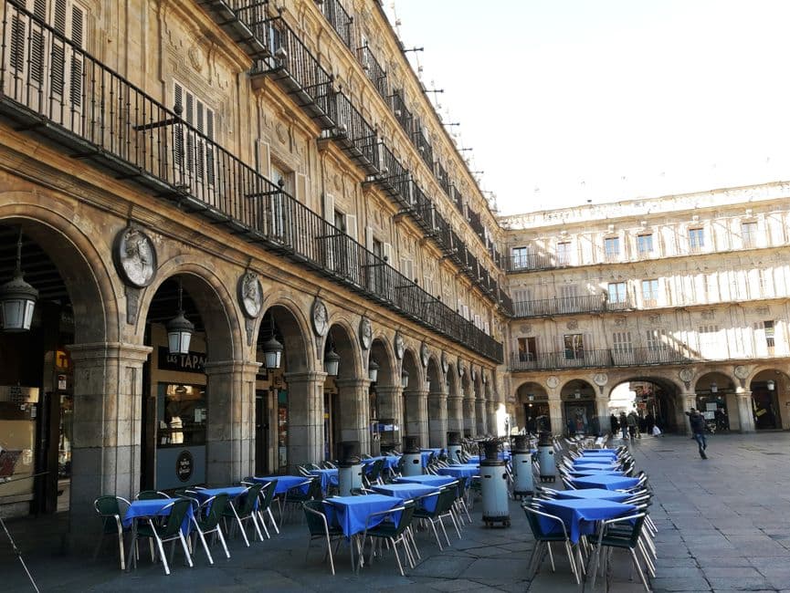 Patio con mesas y sillas frente a un edificio, en el chat de Zizur Mayor/Zizur Nagusia
