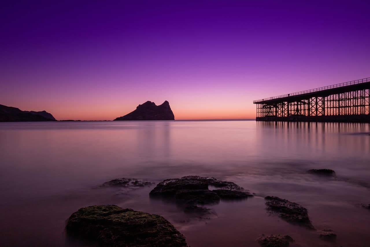 Puerto y mar en calma al amanecer o al atardecer, en el chat de Santomera