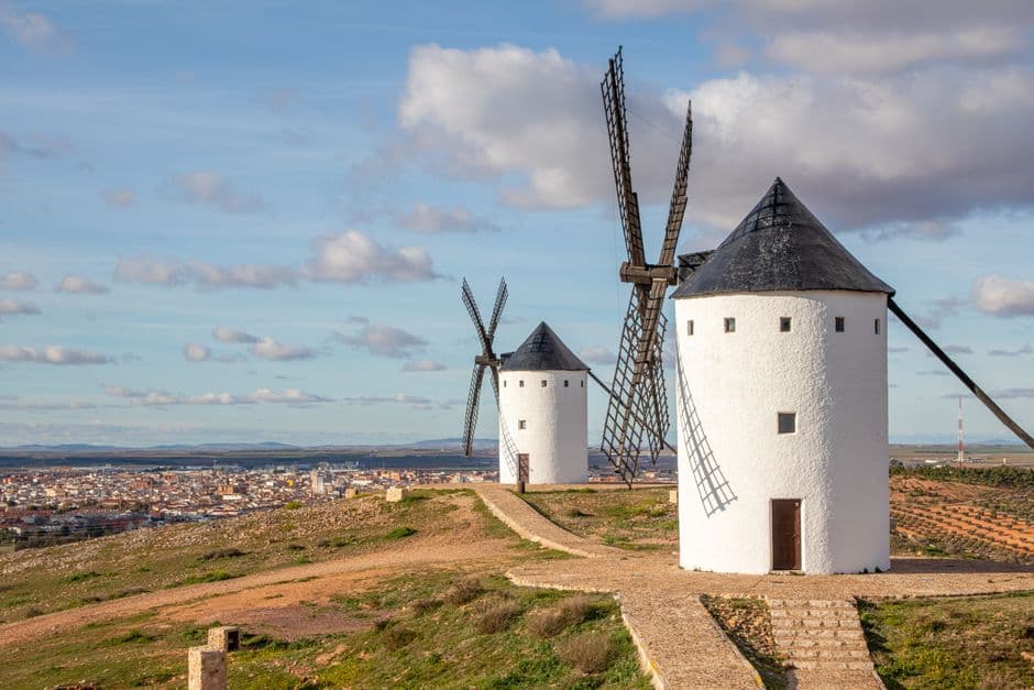 Molinos de viento en colina, en la sala de chat de Las Cabezas de San Juan