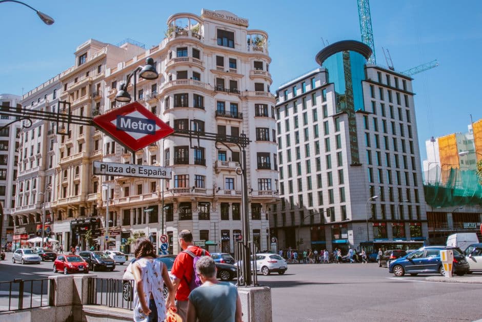 Plaza de España de Madrid con su fuente y edificios, en el chat de Meco