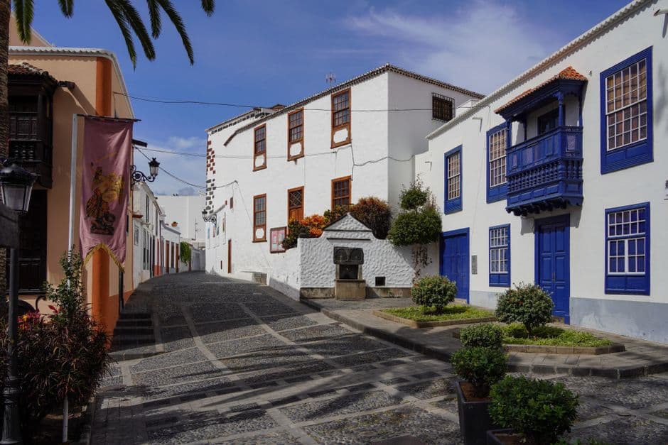 Casas en callejón empedrado de guijarros, en el chat de Santa Cruz de la Palma