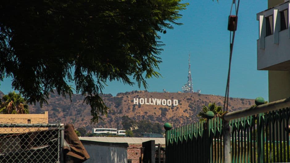 Letrero de Hollywood en una montaña, en la sala de chat de Los Ángeles