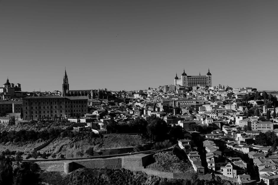 Horizonte histórico de una ciudad en blanco y negro, en el chat de La Roda