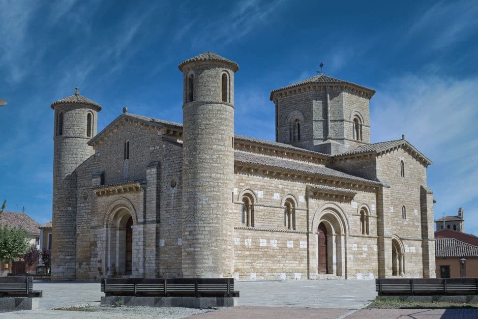 Iglesia bajo cielo azul en Fromista, España, en el chat de San Martín del Rey Aurelio
