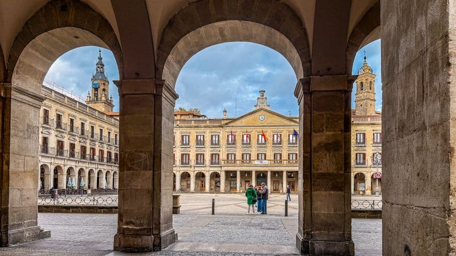 Plaza histórica con arco, en la sala de chat de Cuarte de Huerva