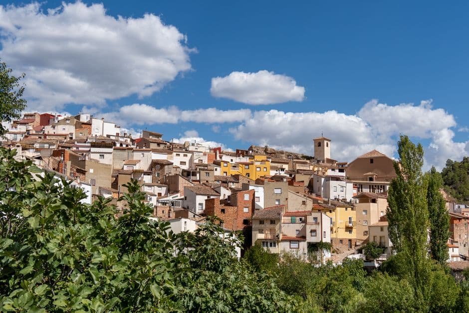 Paisaje rural con colinas y casas, en la sala de chat de La Solana