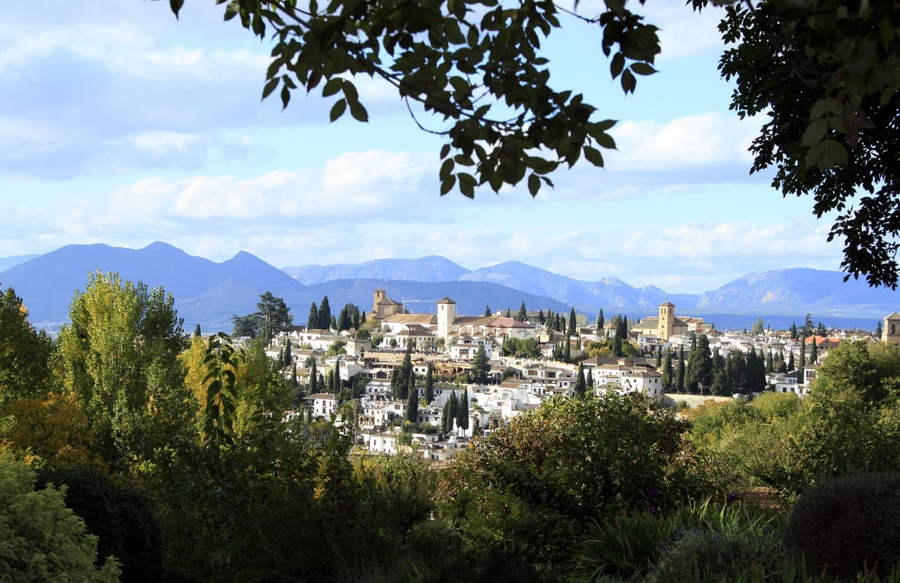 Panorámica de Granada con sus montañas y cielo azul, en la sala de chat de Ogíjares