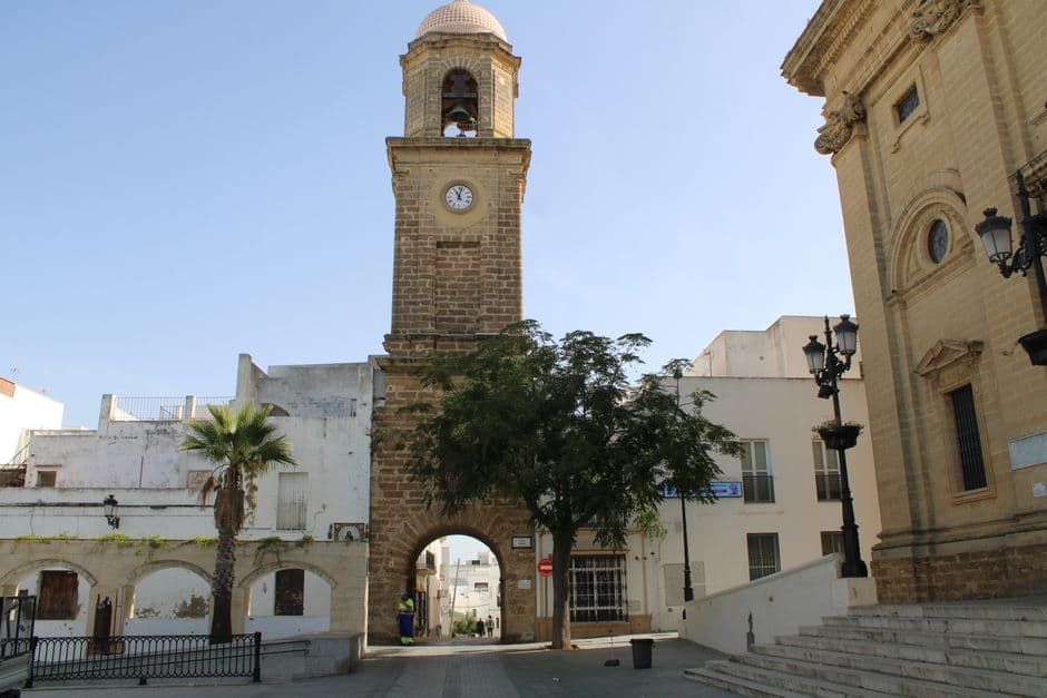 Torre del reloj en un paisaje urbano, en la sala de chat de Sanlúcar la Mayor