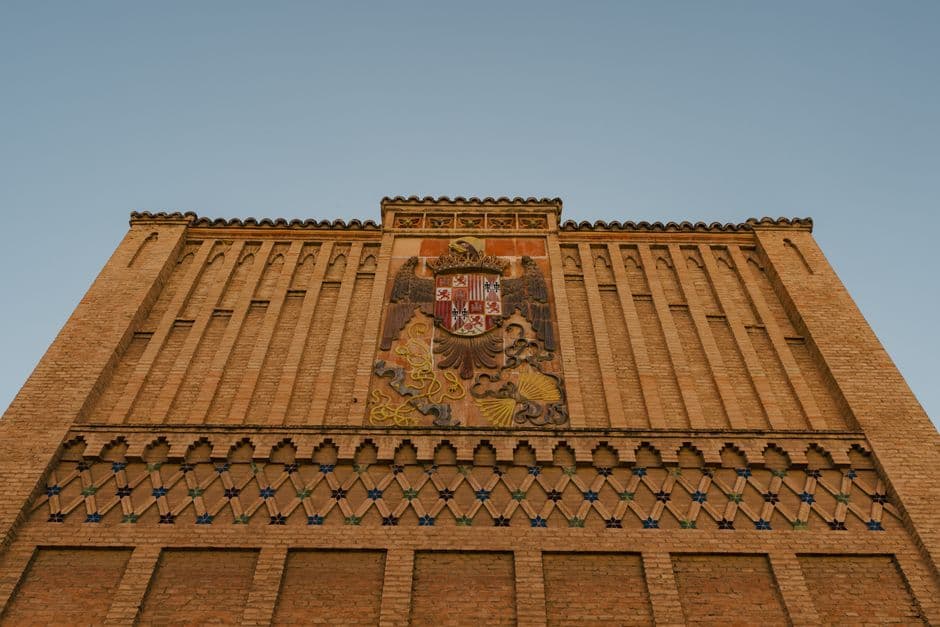 Fachada de ladrillo ornamentado en Toledo, España, en el chat de Sanlúcar la Mayor