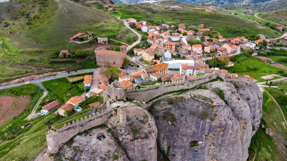 Castillo situado sobre una roca enclavida en Clavijo, en la sala de chat de Arnedo