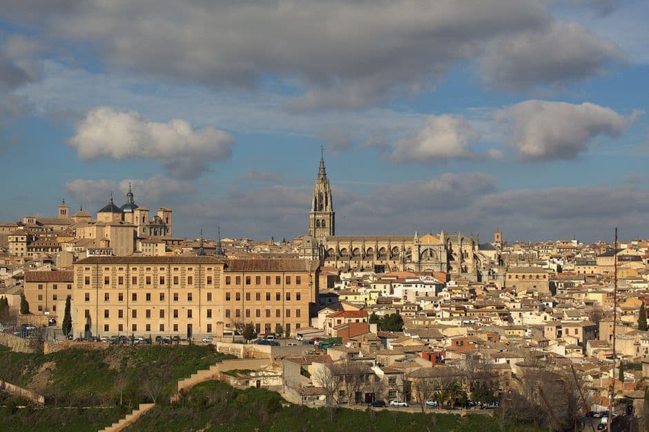 vista panorámica de Toledo con torres y río Tajo, en el chat de La Carlota
