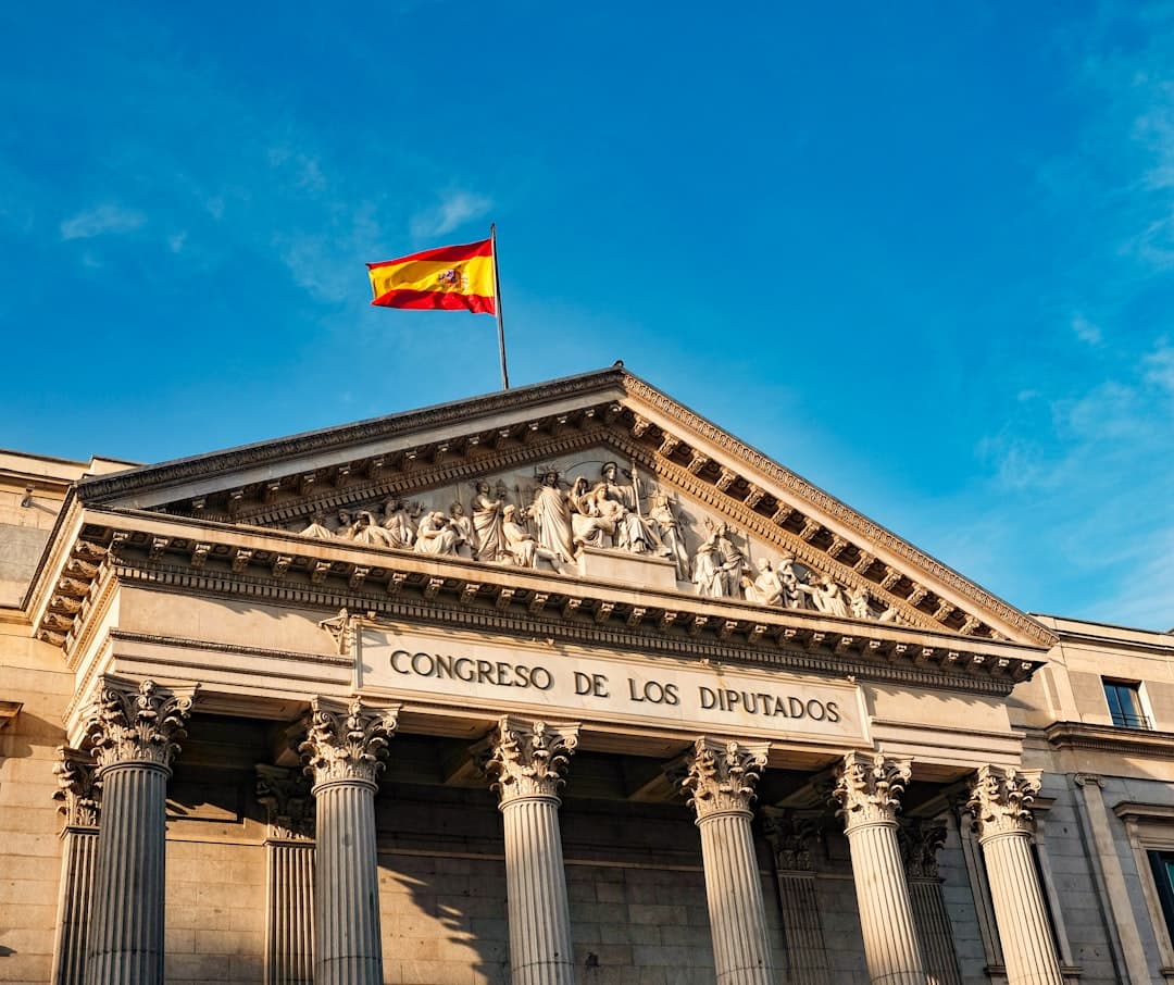 Edificio blanco con bandera roja y amarilla, en el chat de Bollullos Par del Condado