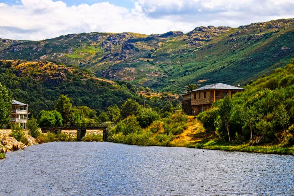Paisaje fluvial con puente, en la sala de chat de O Carballiño