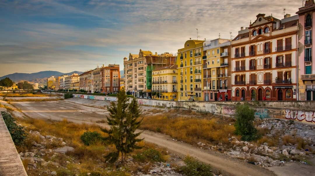Un grupo de edificios adyacentes, con fachadas tradicionales, en el chat de Pilas