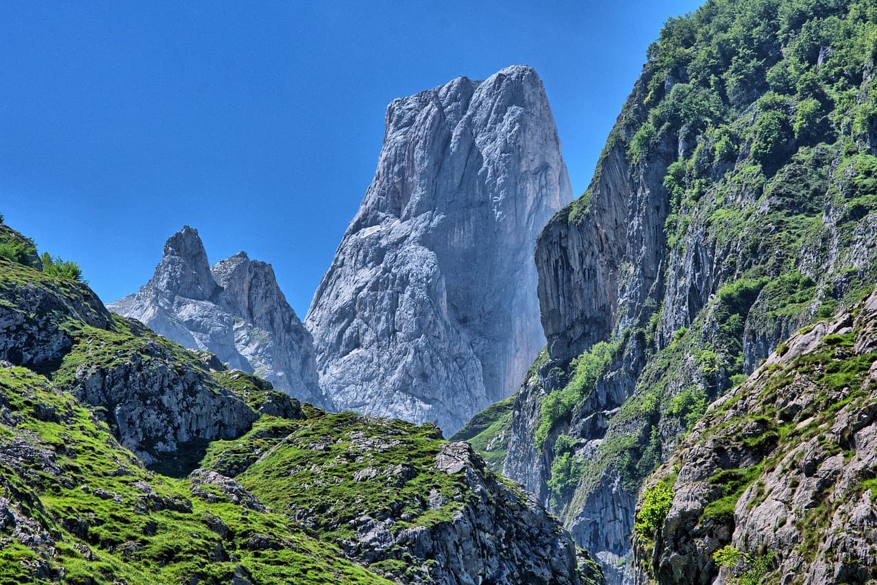 Montañas altas y verdes bajo cielo azul, en la sala de chat de Llanera