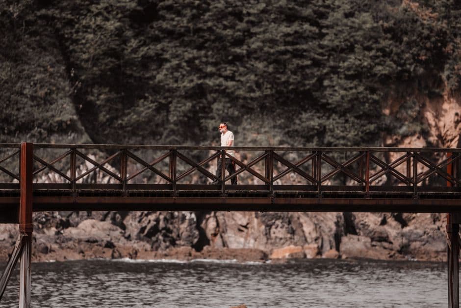 Hombre barbudo caminando sobre un puente, en el chat de Santa Cruz de Bezana