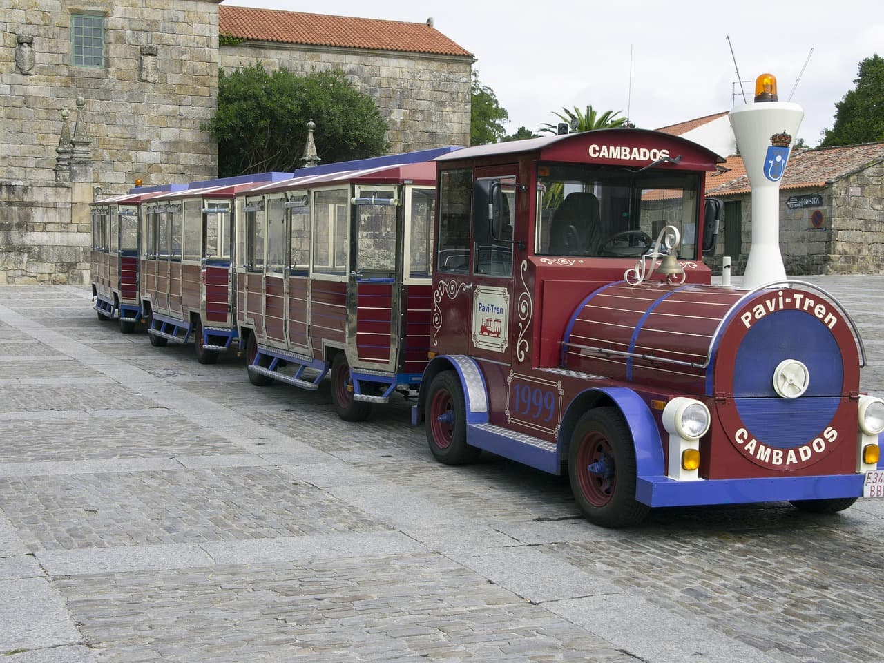 Tren turístico pasando por Cambados bajo cielo despejado, en la sala de chat de Cambados