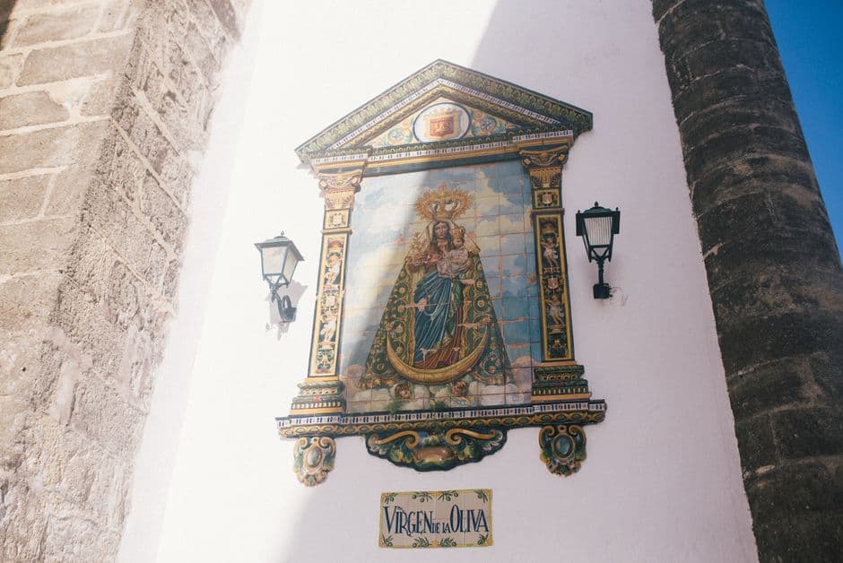 Azulejo Virgen de la Oliva en pared iglesia, en el chat de Vejer de la Frontera