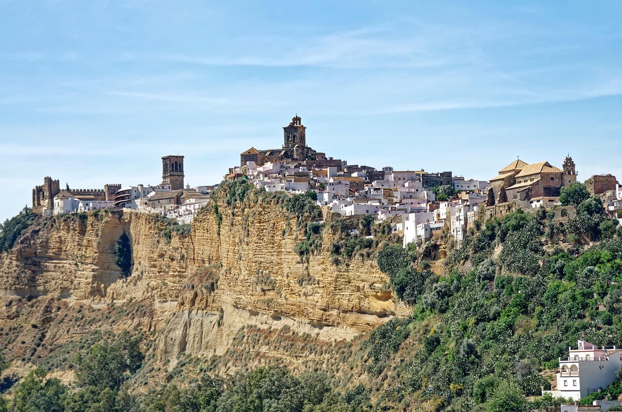 Iglesia de un pueblo entre árboles y rocas, en el chat de Aguilar de la Frontera