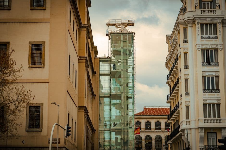 Casas adosadas alineadas en una calle urbana, en el chat de Monòver/Monóvar