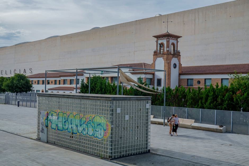 Estación con arte urbano y grafitis, en la sala de chat de Llodio