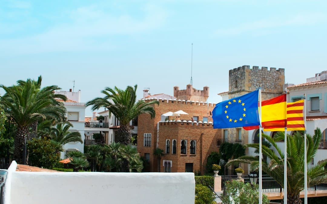 Tres banderas ondeando en un poste, en el chat de Llodio