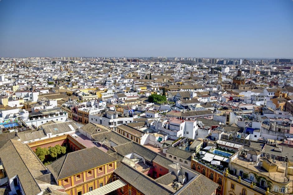 Edificios urbanos bajo un cielo azul, en la sala de chat de Brenes