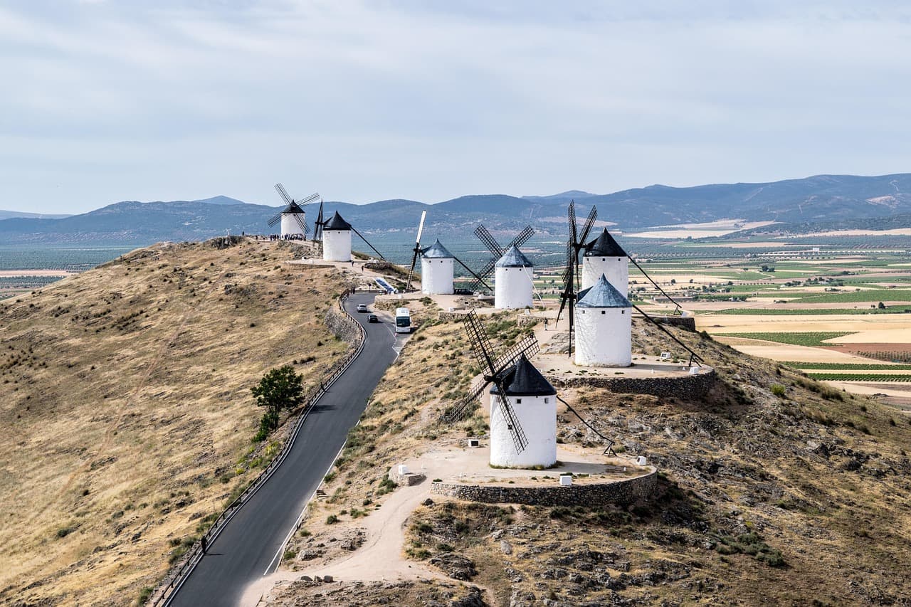 Molino de viento de Consuegra bajo cielo azul, en el chat de Fuensalida