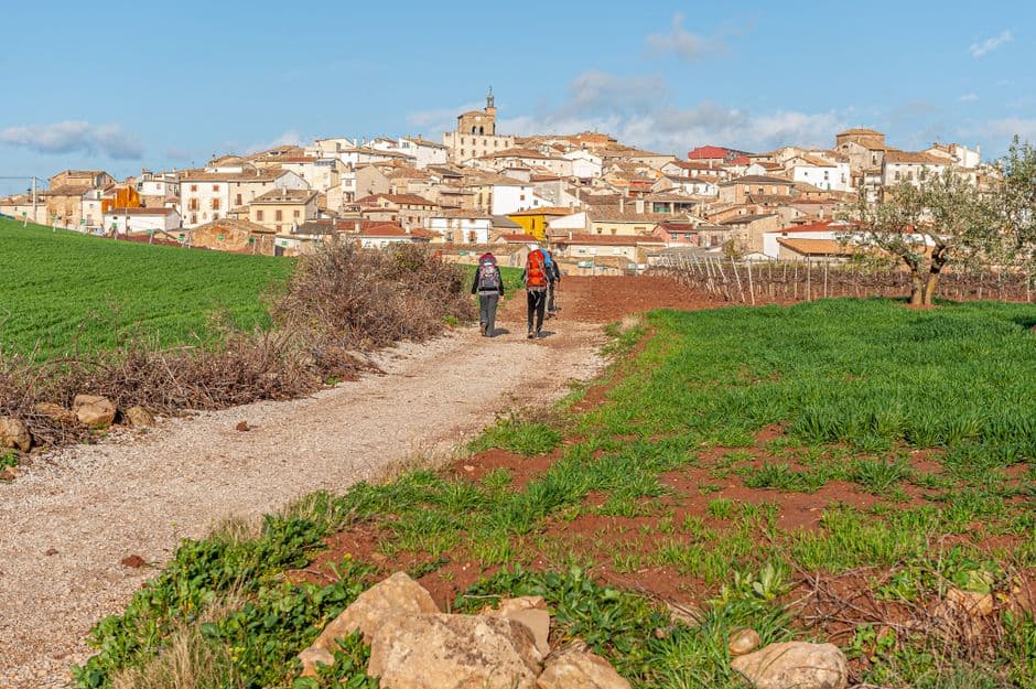 Peregrinos mochilas caminan por Camino de Santiago a Galicia, en el chat de Valverde del Camino