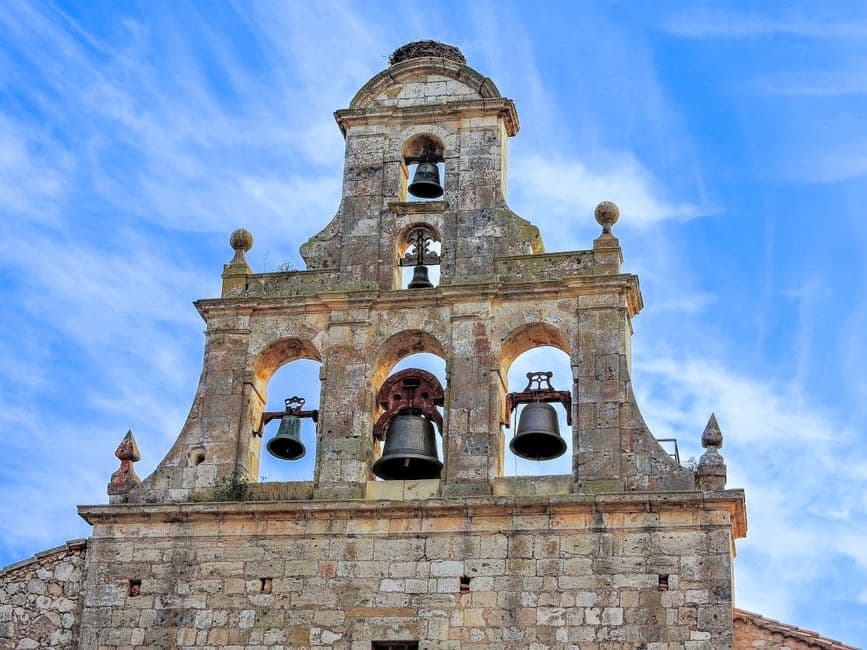 Campanas en la torre de una catedral, en la sala de chat de Hellín