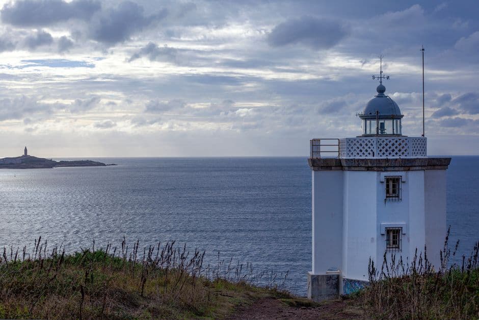 Faro en la orilla del mar, en el chat de Fene