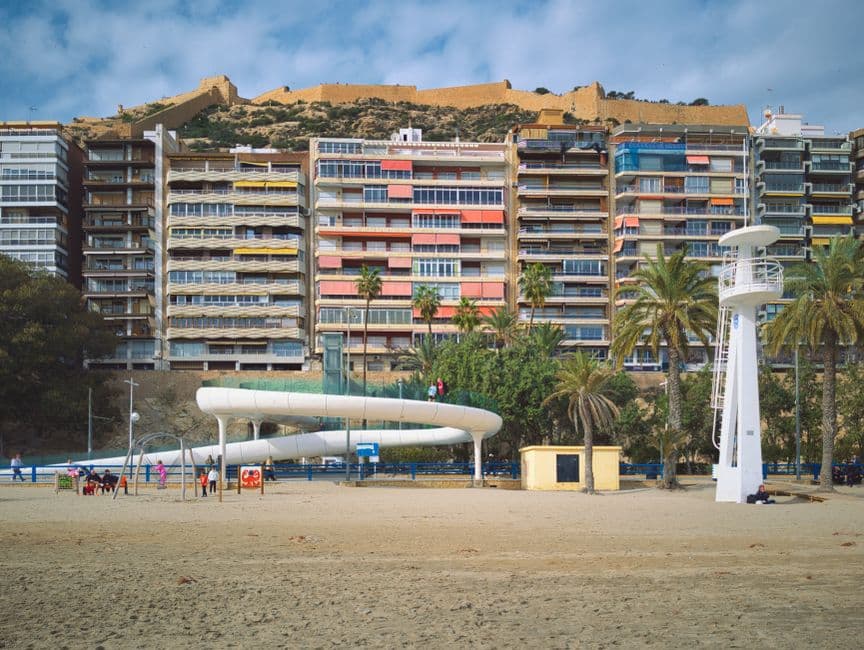 playa de arena con edificios coloridos bajo cielo, en el chat de Calonge i Sant Antoni
