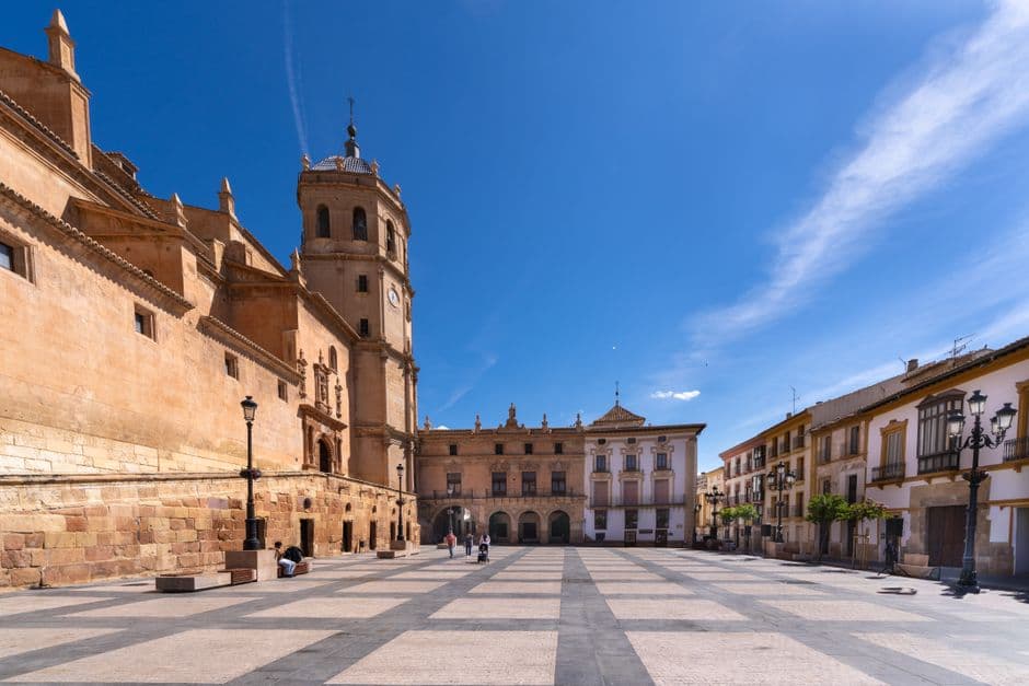 Plaza histórica con edificios antiguos, en la sala de chat de Almansa