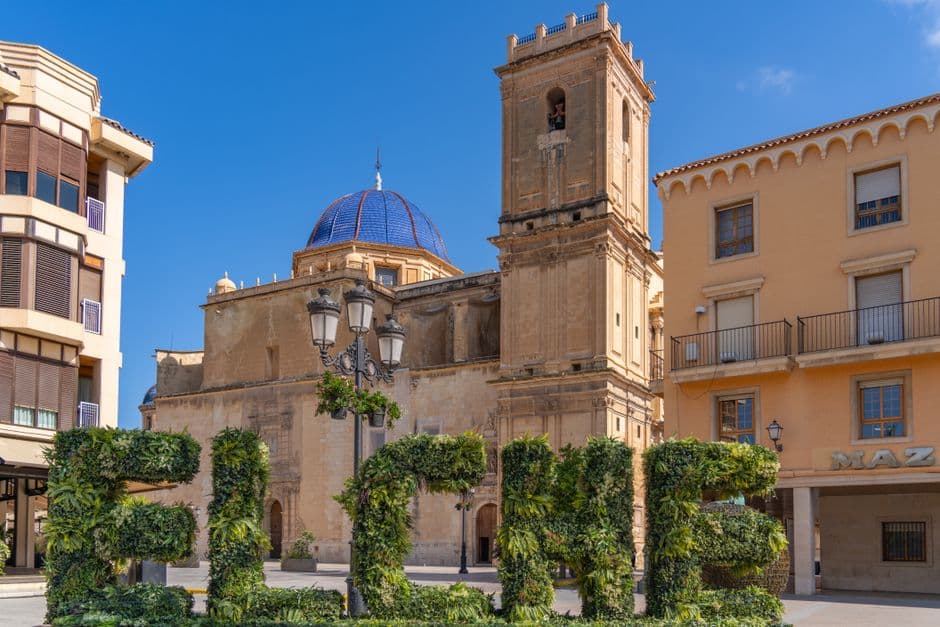 Iglesia histórica con escultura verde en Elche en la sala de chat de Elche