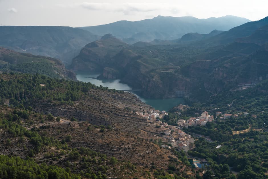 Vista del valle de Cortes de Pallas y lago, en el chat de Valle de Trápaga-Trapagaran