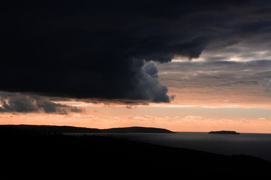 Nubes cumulonimbos sobre islas, visibles en el chat de A Laracha