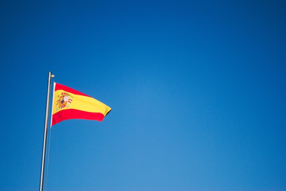 Bandera naranja y amarilla ondeando en un poste, en la sala de chat de Peligros