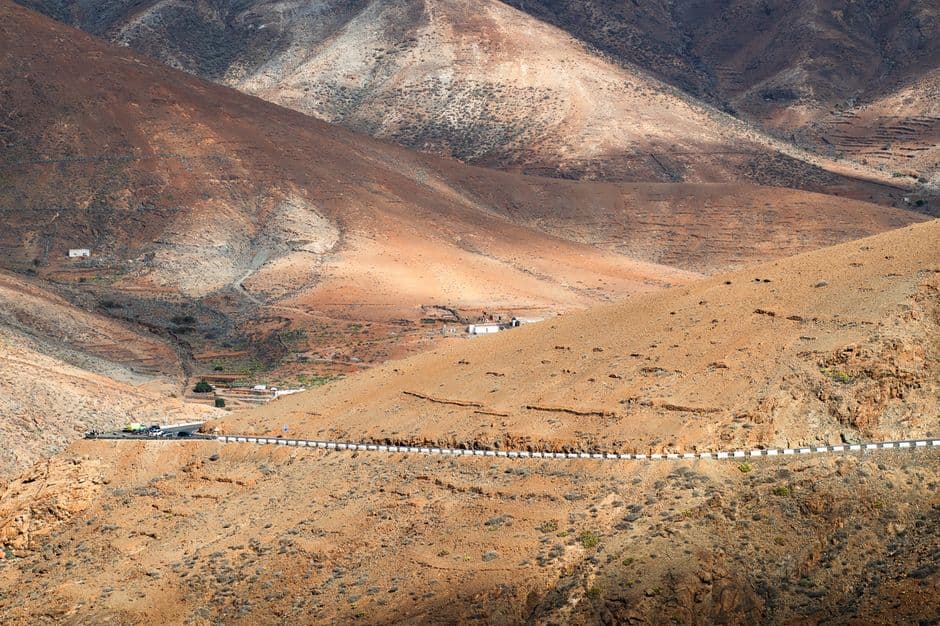 Carretera de montaña panorámica rodeada de vegetación verde, en el chat de Tegueste