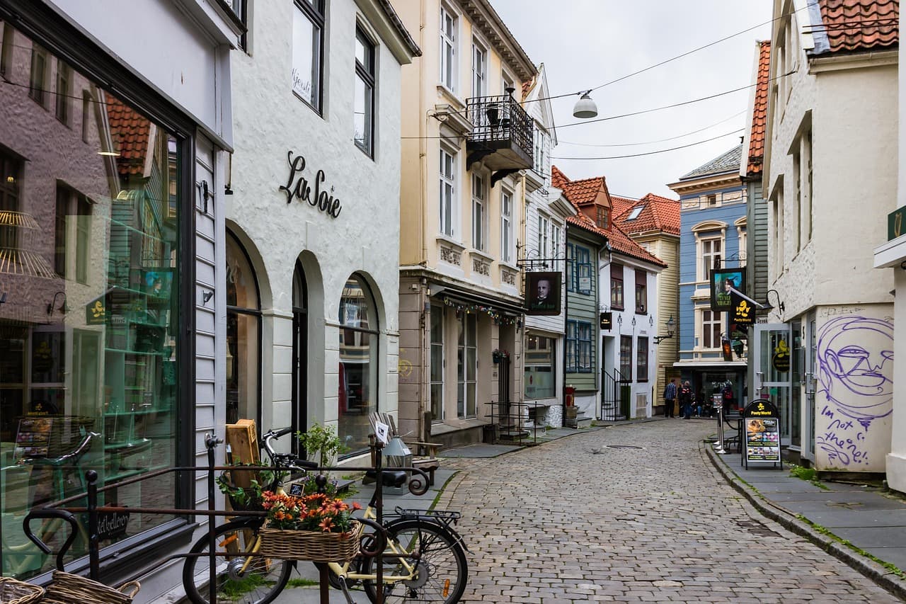 Calle estrecha con casas de fachada blanca y tejados rojos, en el chat de Oñati