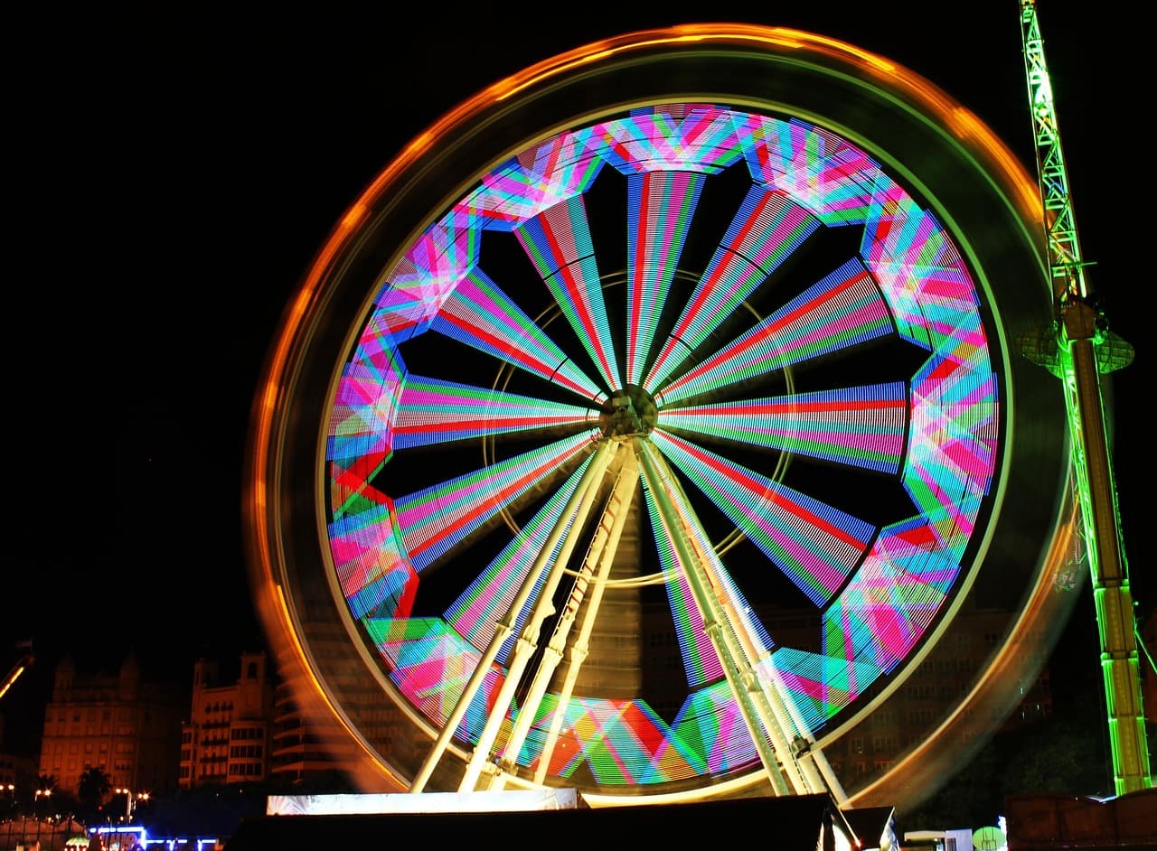 Feria con atracciones en verano, en el chat de Fortuna
