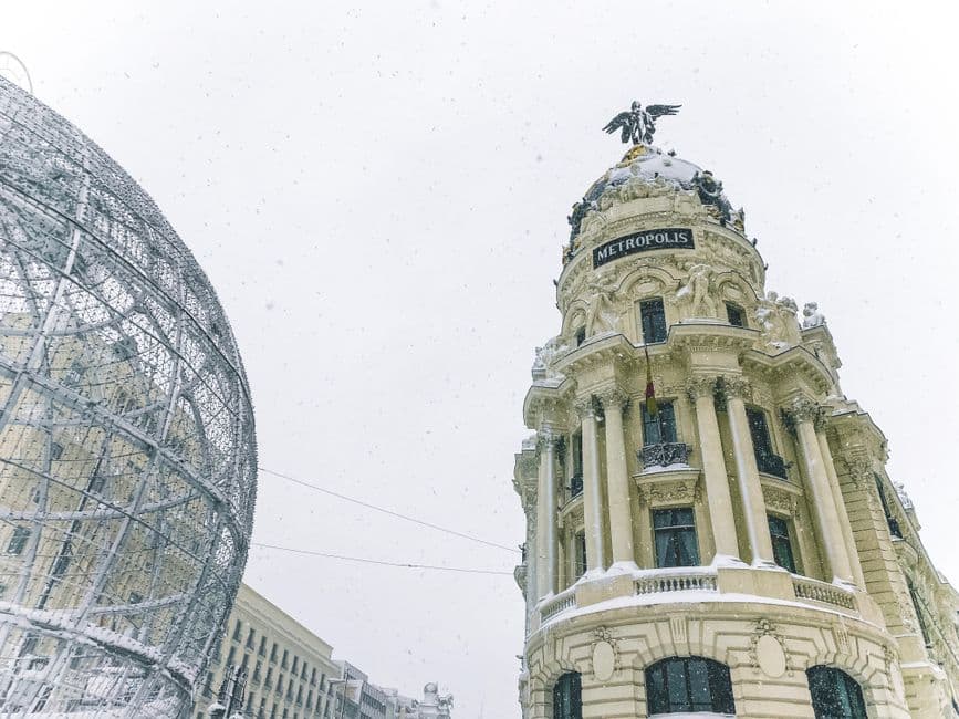 Edificio de hormigón bajo cielo blanco, en el chat de Bollullos de la Mitación