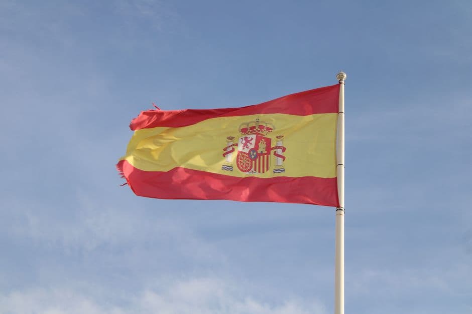 Bandera de España ondeando en el cielo, en la sala de chat de El Ejido