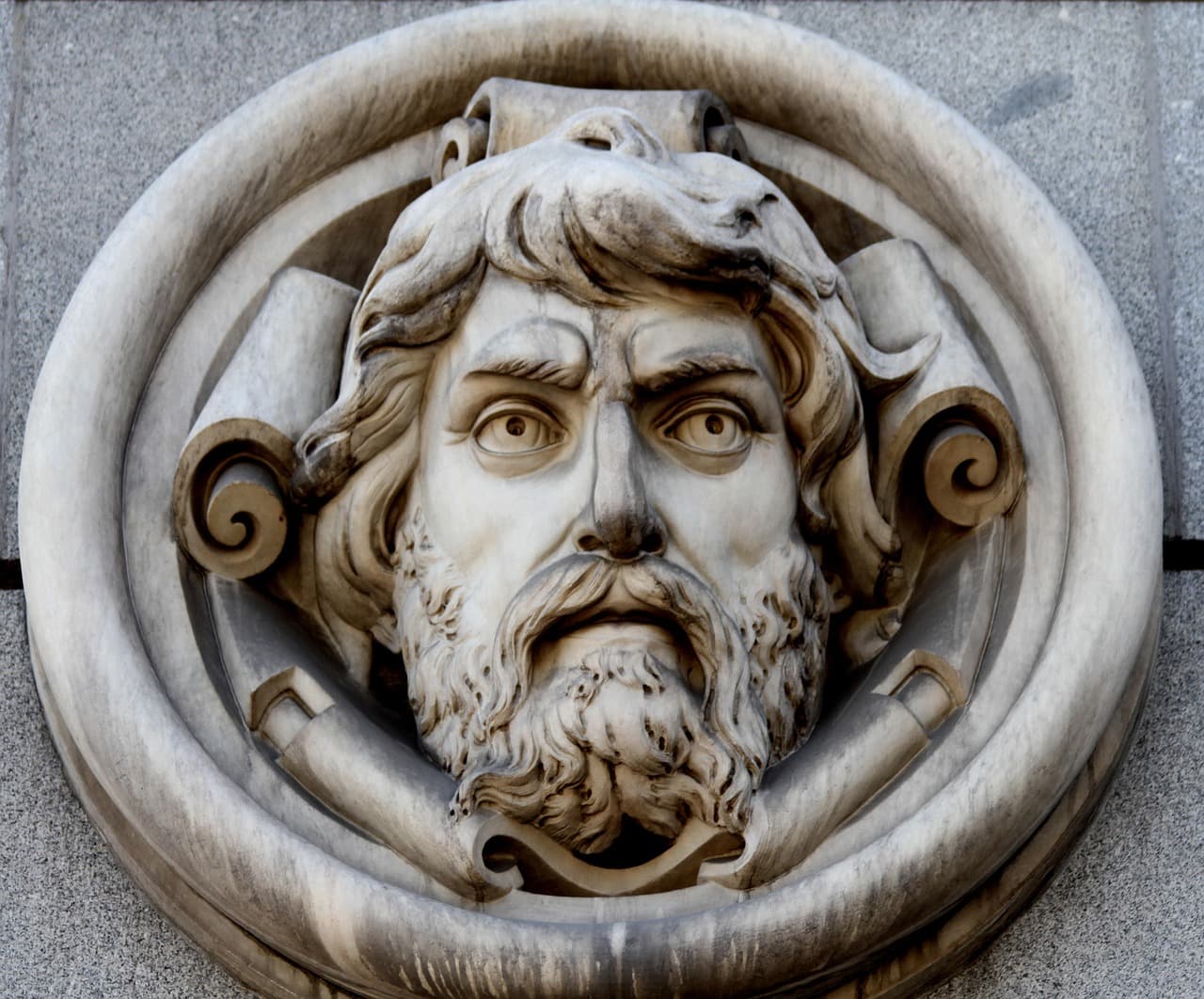 Detalle de un relieve tallado en piedra sobre una fachada, en el chat de Barbadás