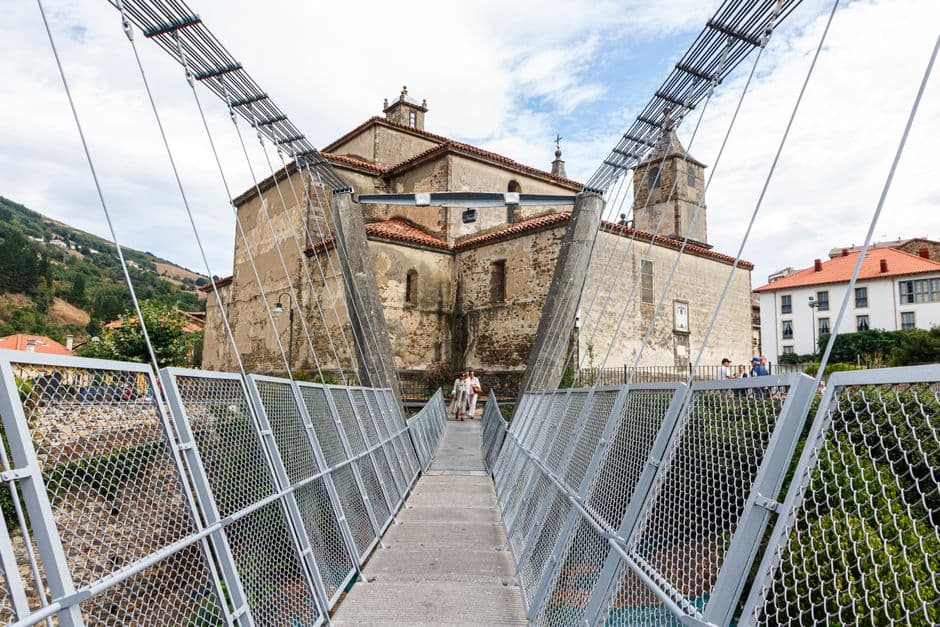 Puente y iglesia en Cangas del Narcea, en el chat de Cangas del Narcea