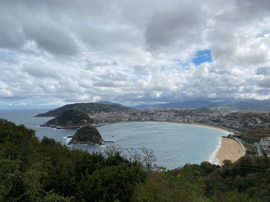 Panorámica de la bahía de San Sebastián, en el chat de Ordizia