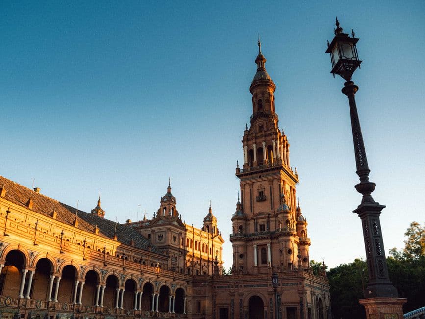 Plaza histórica al atardecer dorado, en el chat de Ordizia