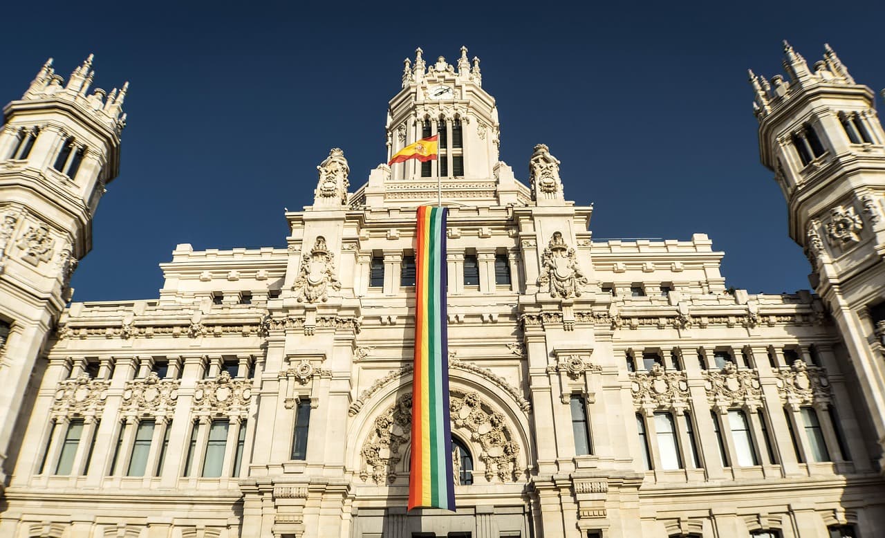 Bandera arcoíris del orgullo gay ondeando, en el chat de Torrejón de la Calzada