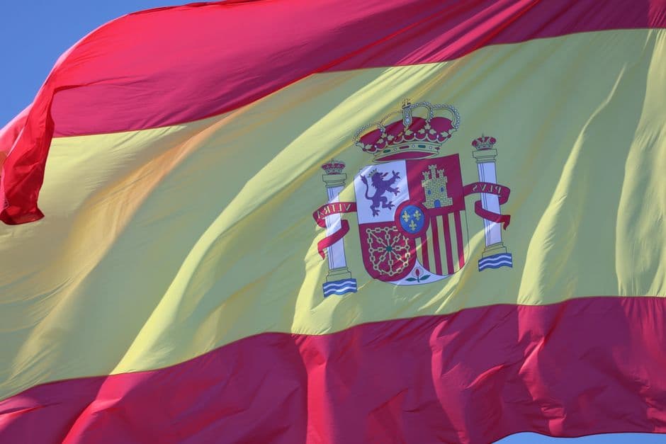 Bandera española ondeando sobre la ciudad de Cádiz, en la sala de chat de Ansoáin/Antsoain